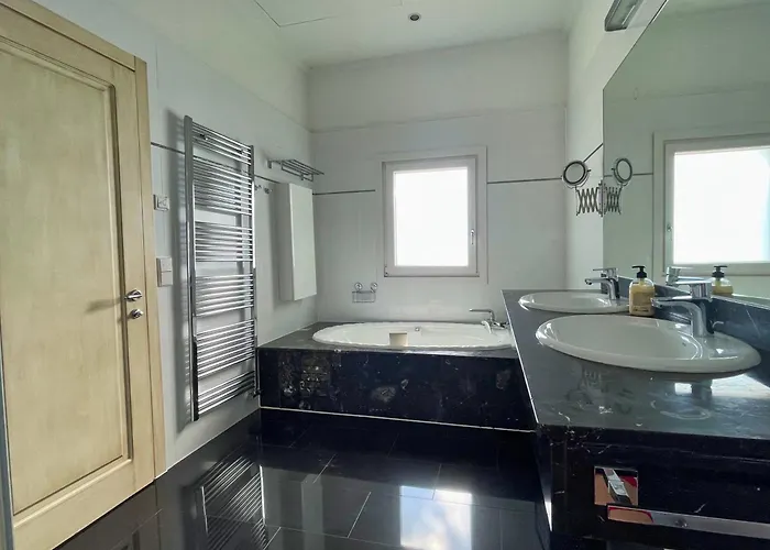 Exklusive In Fuer Bis Zu 8 Personen, Mit Meerblick Und Pool Villa *