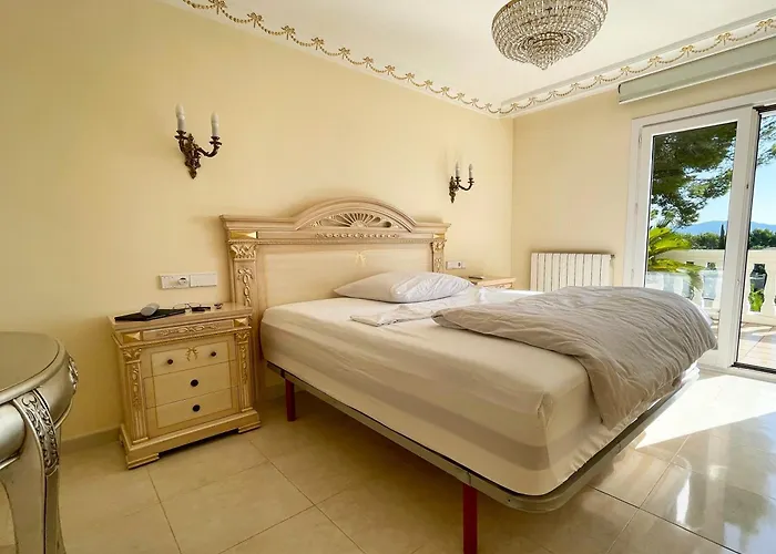 Exklusive In Fuer Bis Zu 8 Personen, Mit Meerblick Und Pool Peguera