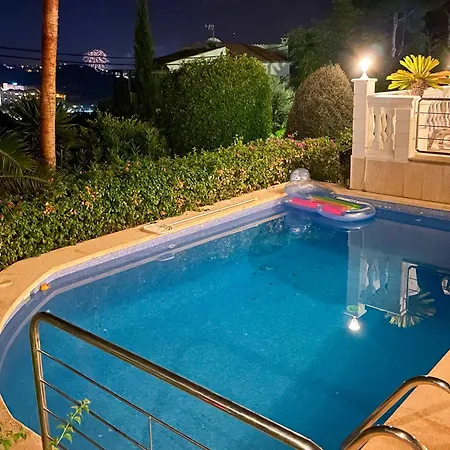 Villa Exklusive In Fuer Bis Zu 8 Personen, Mit Meerblick Und Pool